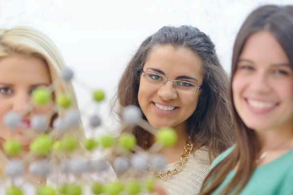 Groupe d'adolescents heureux à l'école — Photo