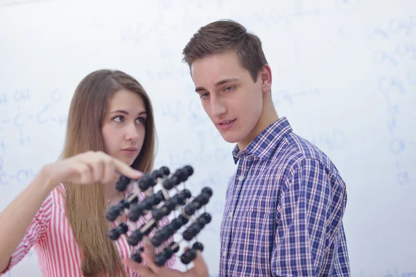 Mutlu gençler grup okulda