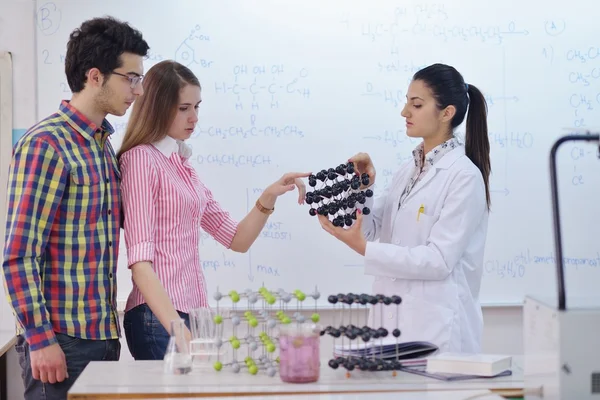 Glückliche Teenager Gruppe in der Schule — Stockfoto