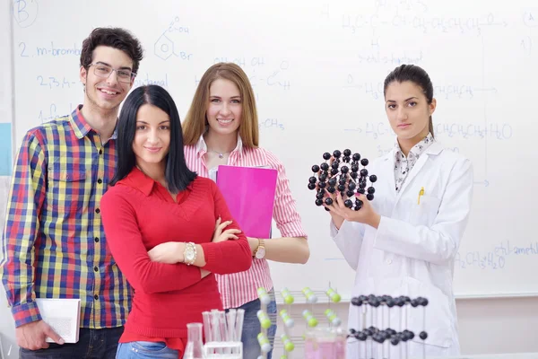 Glada tonåringar grupp i skolan — Stockfoto