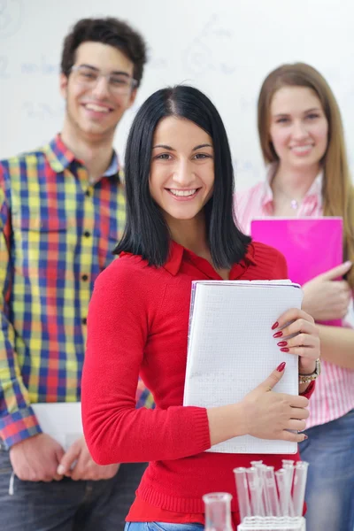 Glückliche Teenager Gruppe in der Schule — Stockfoto