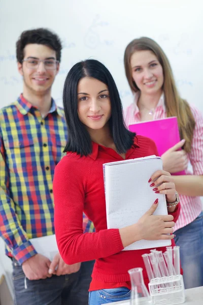 Glada tonåringar grupp i skolan — Stockfoto