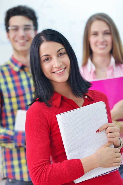 Glada tonåringar grupp i skolan — Stockfoto