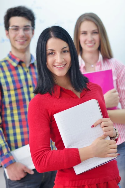 Glada tonåringar grupp i skolan — Stockfoto