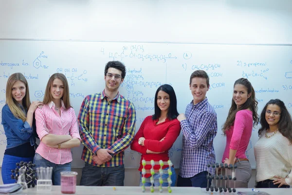 Groupe d'adolescents heureux à l'école — Photo