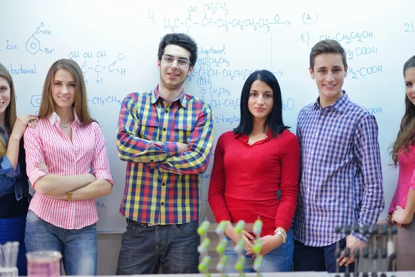 Groupe d'adolescents heureux à l'école — Photo