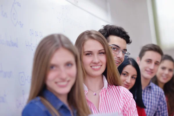 Feliz grupo de adolescentes na escola — Fotografia de Stock