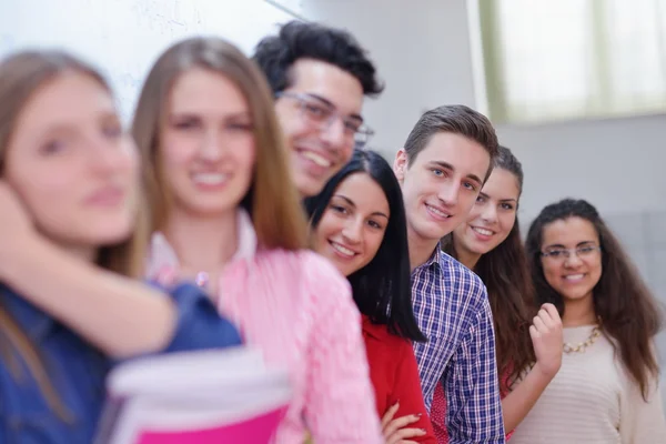 Feliz grupo de adolescentes na escola — Fotografia de Stock