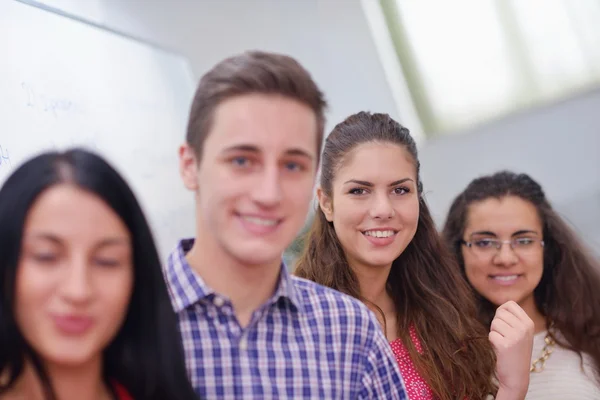 Groupe d'adolescents heureux à l'école — Photo