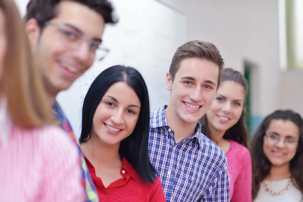 Feliz grupo de adolescentes na escola — Fotografia de Stock