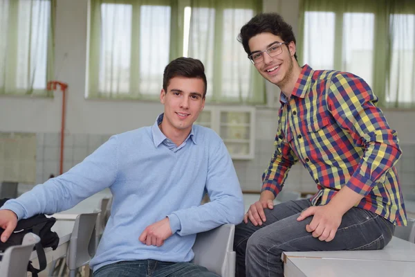 Feliz grupo de adolescentes en la escuela —  Fotos de Stock