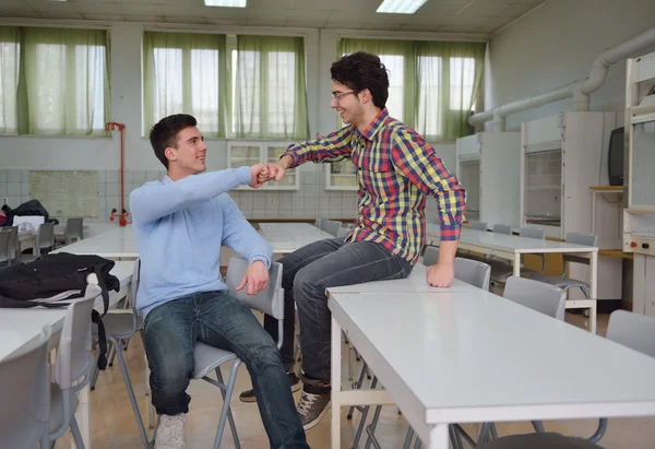 Buon gruppo di adolescenti a scuola — Foto Stock