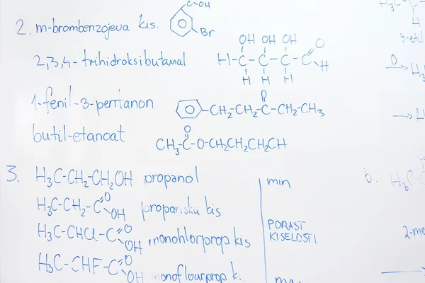 Chemische molecuul structuur op wit bord — Stockfoto