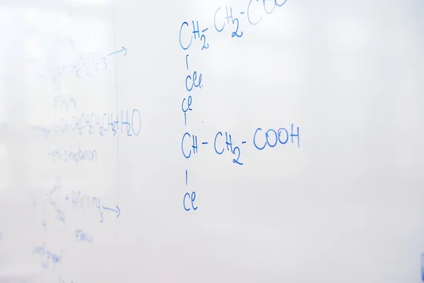 在白板上的化学分子结构 — 图库照片