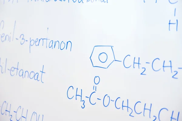 Структура химических молекул на белой доске — стоковое фото