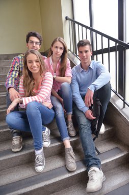 Mutlu gençler grup okulda