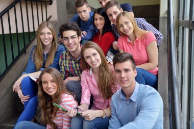 Mutlu gençler grup okulda