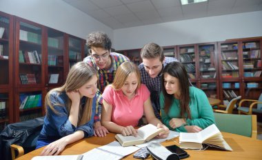 Mutlu gençler grup okulda