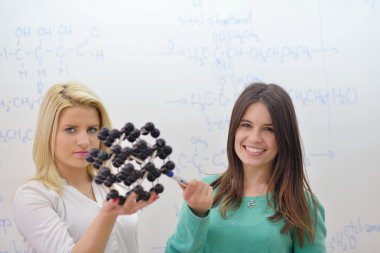 Mutlu gençler grup okulda