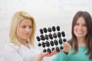 Mutlu gençler grup okulda