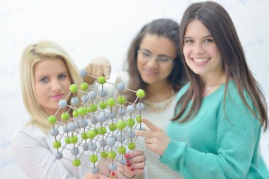 Mutlu gençler grup okulda