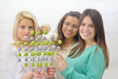 Mutlu gençler grup okulda