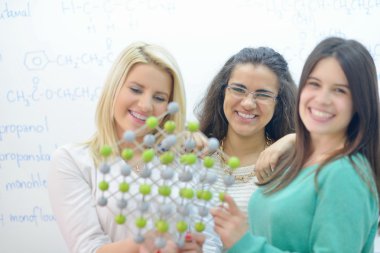 Mutlu gençler grup okulda