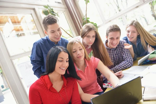 Groupe d'adolescents heureux à l'école — Photo