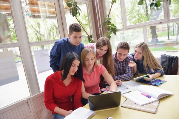 Groupe d'adolescents heureux à l'école — Photo