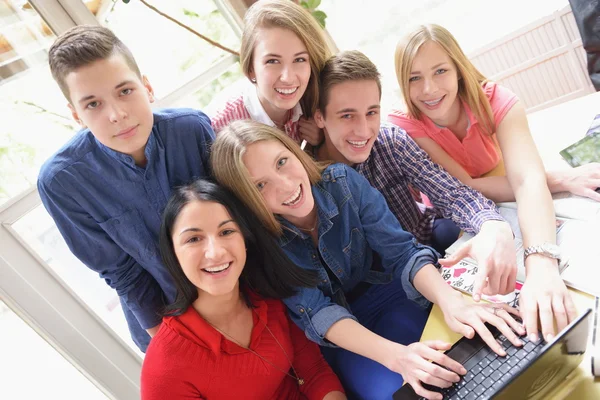 学校で幸せな十代の若者たちのグループ — ストック写真