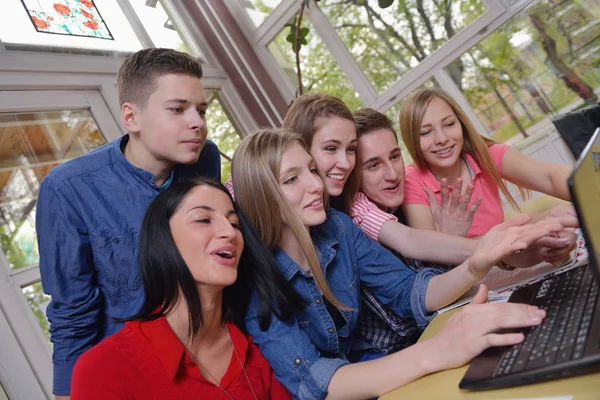 Grupa szczęśliwy nastolatki w szkole — Zdjęcie stockowe