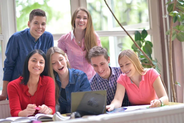 Glückliche Teenager Gruppe in der Schule — Stockfoto