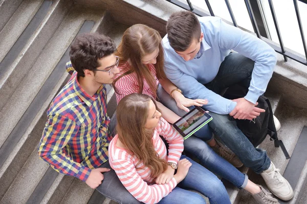 Glada tonåringar grupp i skolan — Stockfoto