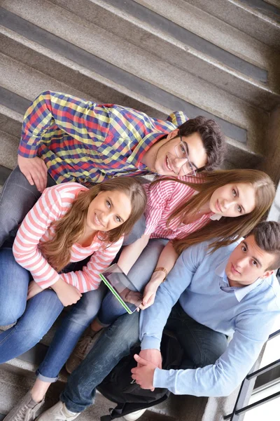 Groupe d'adolescents heureux à l'école — Photo