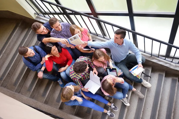 Glada tonåringar grupp i skolan — Stockfoto