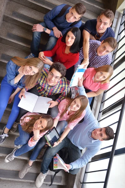 Glada tonåringar grupp i skolan — Stockfoto