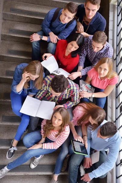 Groupe d'adolescents heureux à l'école — Photo