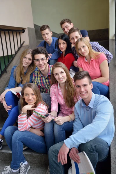 Groupe d'adolescents heureux à l'école — Photo