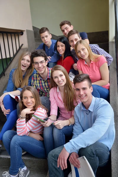 Feliz grupo de adolescentes na escola — Fotografia de Stock