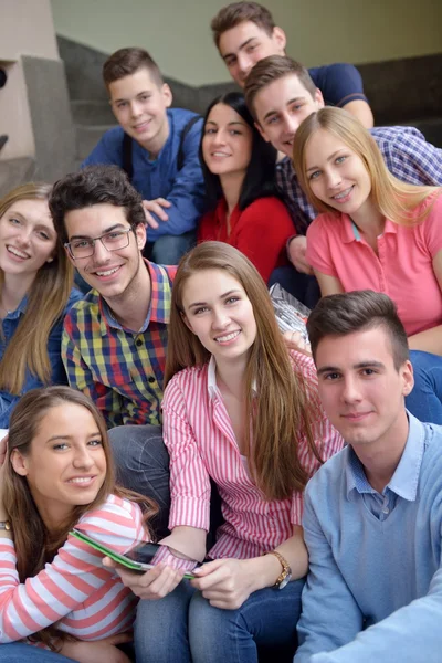 Feliz grupo de adolescentes na escola — Fotografia de Stock