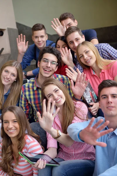 Feliz grupo de adolescentes na escola — Fotografia de Stock