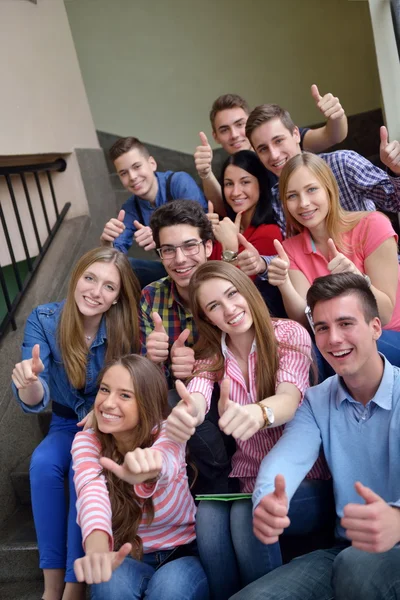 Glückliche Teenager Gruppe in der Schule — Stockfoto