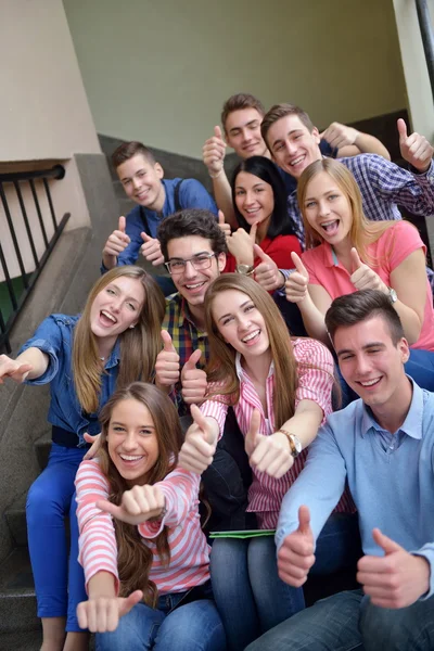 Glückliche Teenager Gruppe in der Schule — Stockfoto