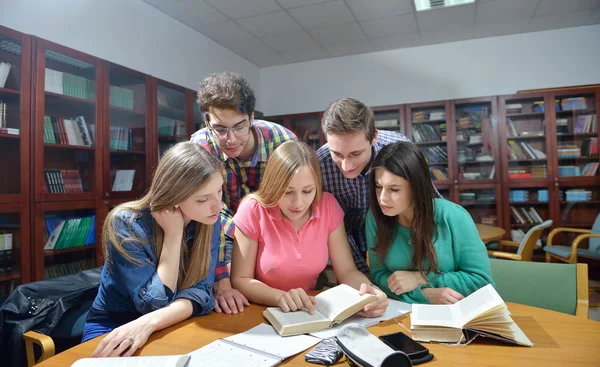 Groupe d'adolescents heureux à l'école — Photo