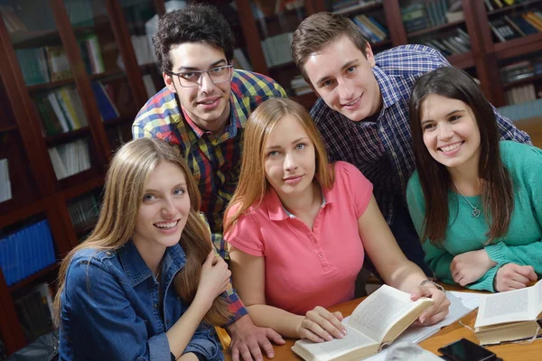 Glada tonåringar grupp i skolan — Stockfoto