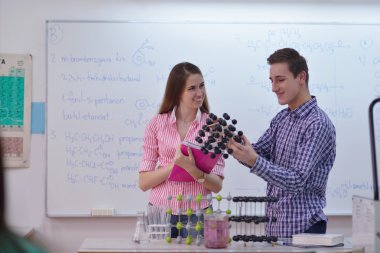 Mutlu gençler grup okulda