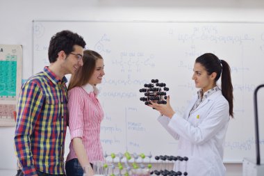 Mutlu gençler grup okulda