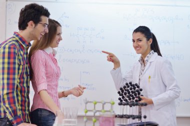 Mutlu gençler grup okulda