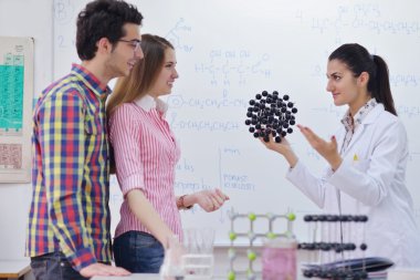 Mutlu gençler grup okulda