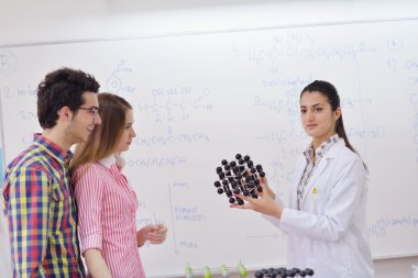 Mutlu gençler grup okulda